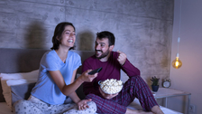 Serije i dokumentarci za kišni vikend: Pet ideja za veče uz kokice i toplo ćebe