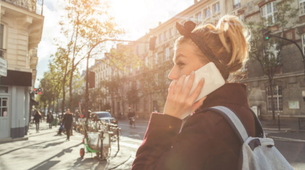 Kazne za pešake koji koriste telefon na pešačkom