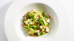 Salata od brokolija, badema i fete