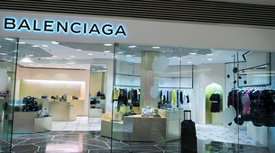 Balenciaga SS25: Demnin trpezarijski sto u Parizu!