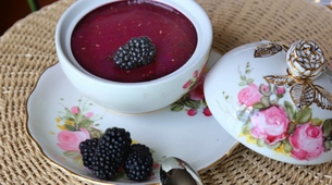 Lažni puding od avokada sa kupinama