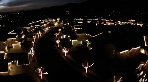 Ceo grad u Božićnom duhu (Video)