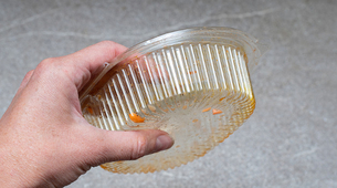 Masni tragovi na plastičnim posudama uklanjaju se uz pomoć jednostavnog trika