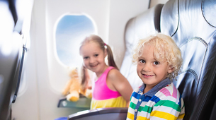 Četiri američke avio-kompanije menjaju politiku: Deca će moći da sede sa roditeljima