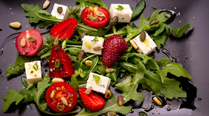 Salata koju ćete obožavati: Jagode i sir