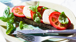 Caprese sendvič