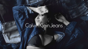 Ekscentrična Twigs zvezda Calvin Klein kampanje